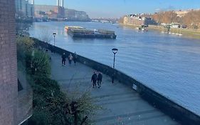 Central London Riverview Apartment